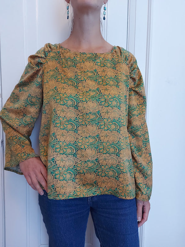 The gathered raglan sleeves top...